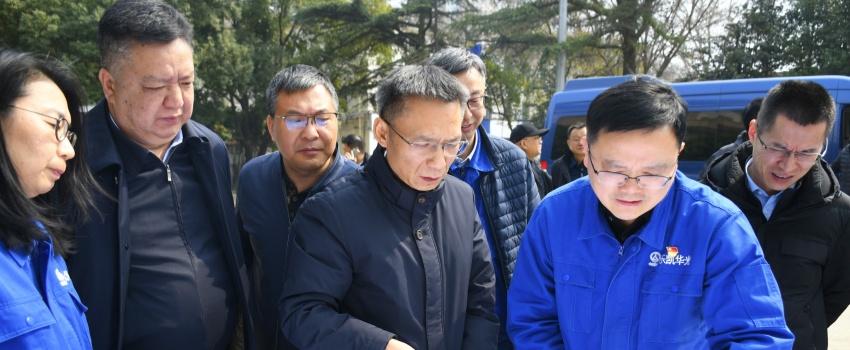 集團公司黨組成員、總會(huì )計師陳林到樂(lè )凱華光調研